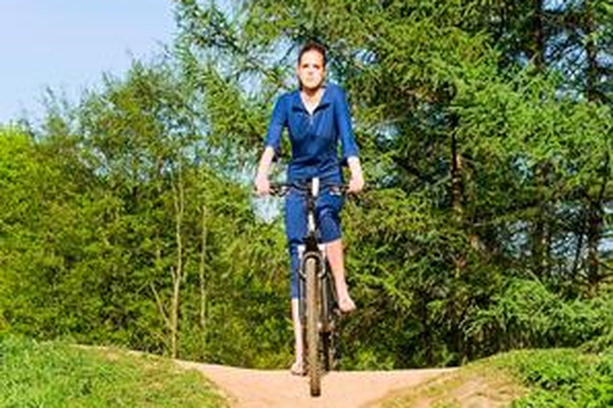 Bersepeda selama 5 menit per hari bantu Anda cegah penumpukan lemak di sekitar perut. 