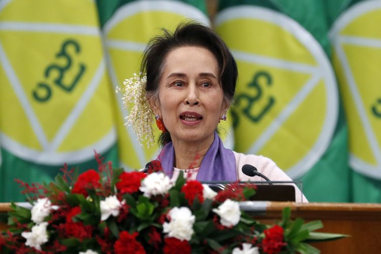 Pemimpin sipil Myanmar yang digulingkan, Aung San Suu Kyi, saat berpidato di Myanmar Education Development, Naypyidaw, 28 Januari 2020.