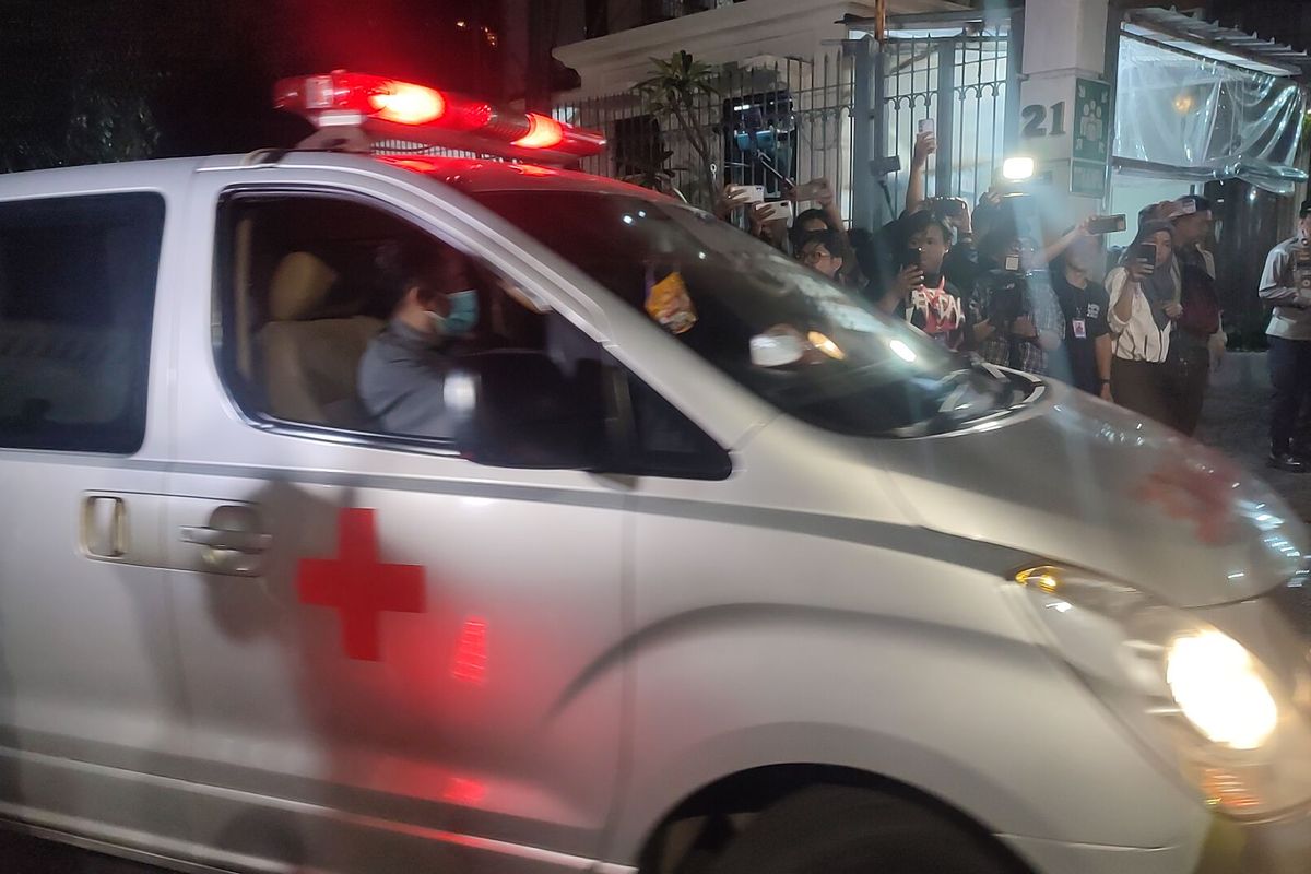 Jenazah Titiek Puspa Tiba di Rumah Duka