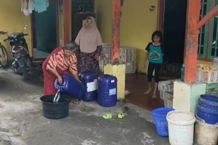 Siti Fatimah, penjual tahu goreng asal Kelurahan Ledok Kulon, Bojonegoro, menjadi korban penipuan penjual minyak goreng palsu.