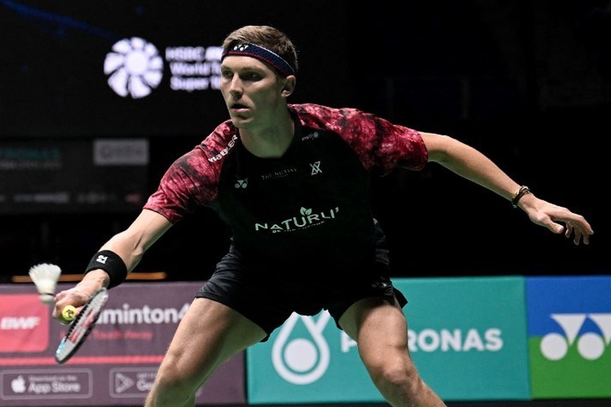 Aksi pebulu tangkis Denmark, Viktor Axelsen, dalam ajang Malaysia Open 2023 di Axiata Arena, Kuala Lumpur. Terkini, Axelsen tersingkir pada babak 16 besar All England 2023 di Utilita Arena Birmingham, Kamis (16/3/2023) setelah kalah dari Ng Tze Yong (Malaysia). 