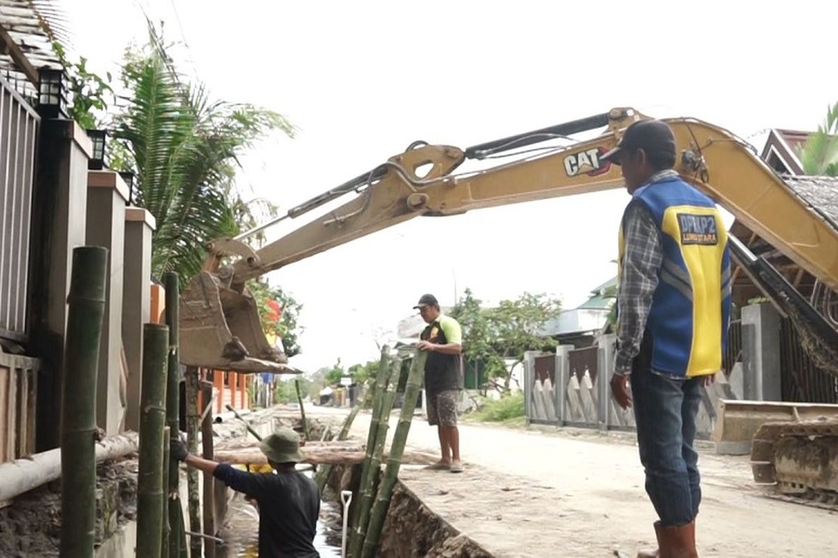 Dinas Pekerjaan Umum, Tata Ruang, Perumahan, Kawasan Permukiman dan Pertanahan (PUTRPKP2)  melakukan pengerjaan pembukaan saluran air untuk mencegah terjadinya genangan air di Kota Masamba.