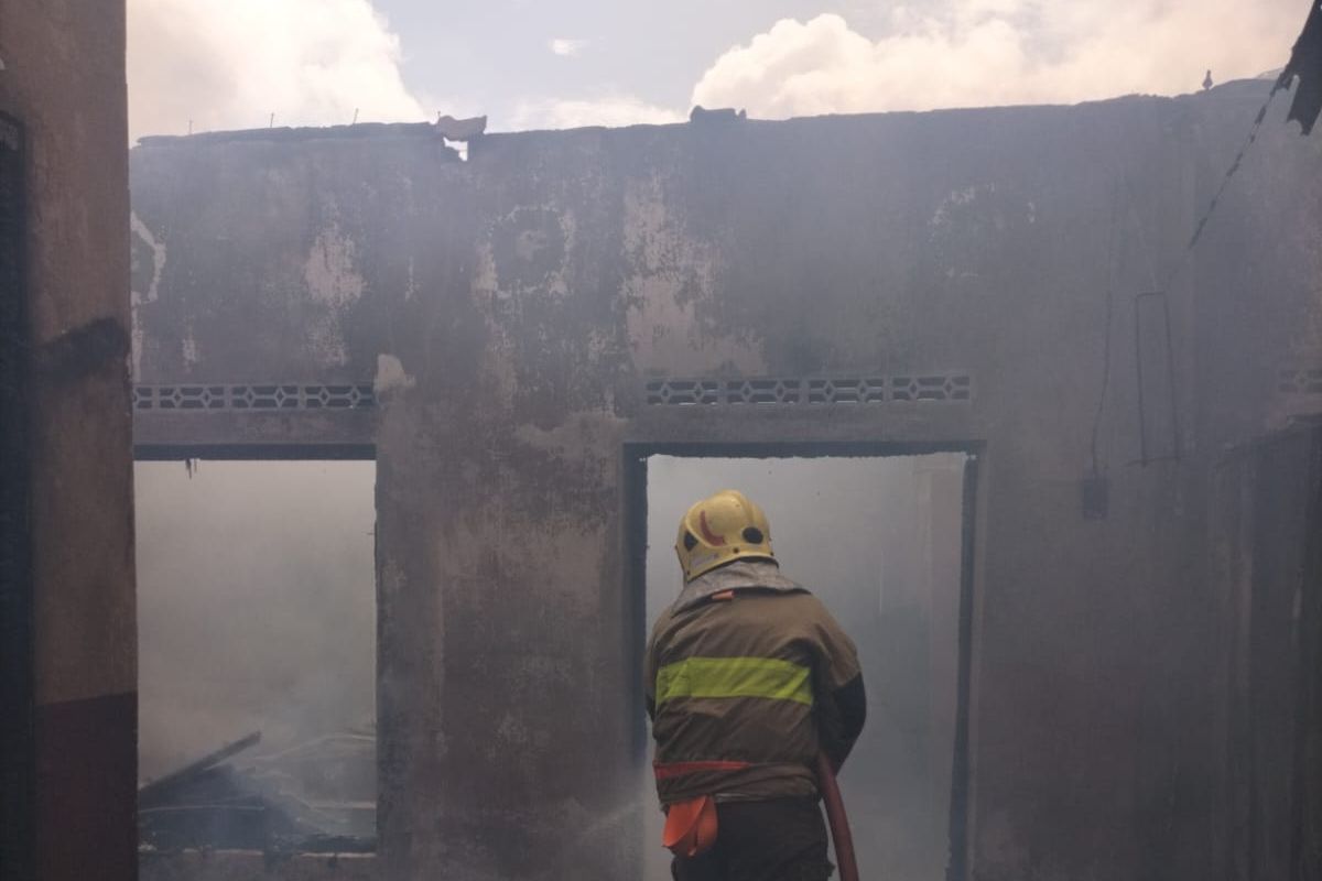 Petugas Damkar padamkan kebakaran toko bangunan di Desa Kepung, Kecamatan Kepung, Kabupaten Kediri, Jawa Timur, Selasa (13/5/2025).