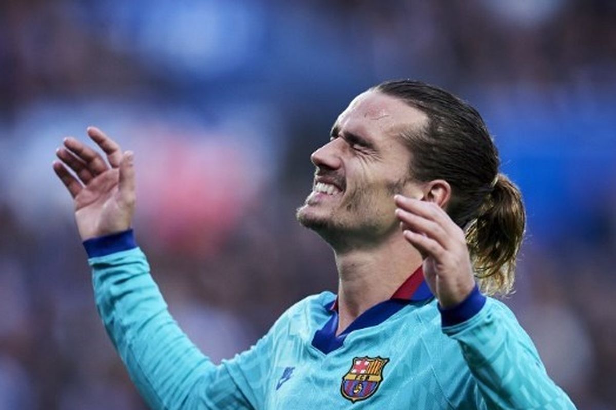 Antoine Griezmann dari FC Barcelona bereaksi selama pertandingan Liga antara Real Sociedad dan FC Barcelona di Estadio Anoeta