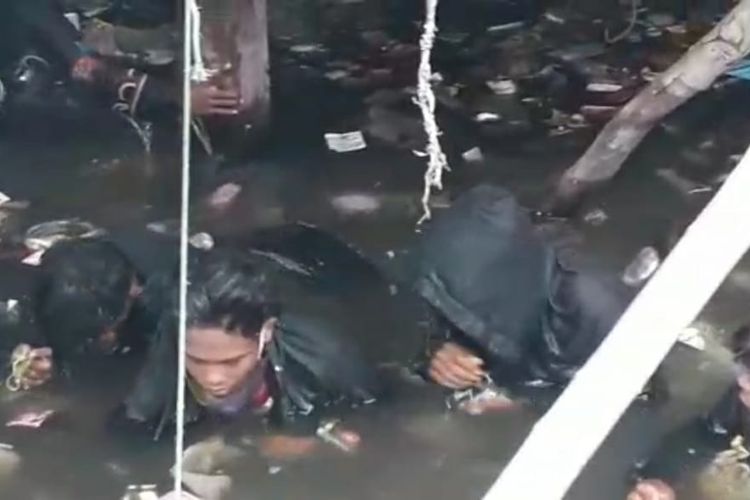 Foto : Sekelompok pemuda asal Kelurahan Wuring, Kecamatan Alol Barat, Kabupaten Sikka, NTT disiksa rendam di kolam oleh aparat TNI, Senin.