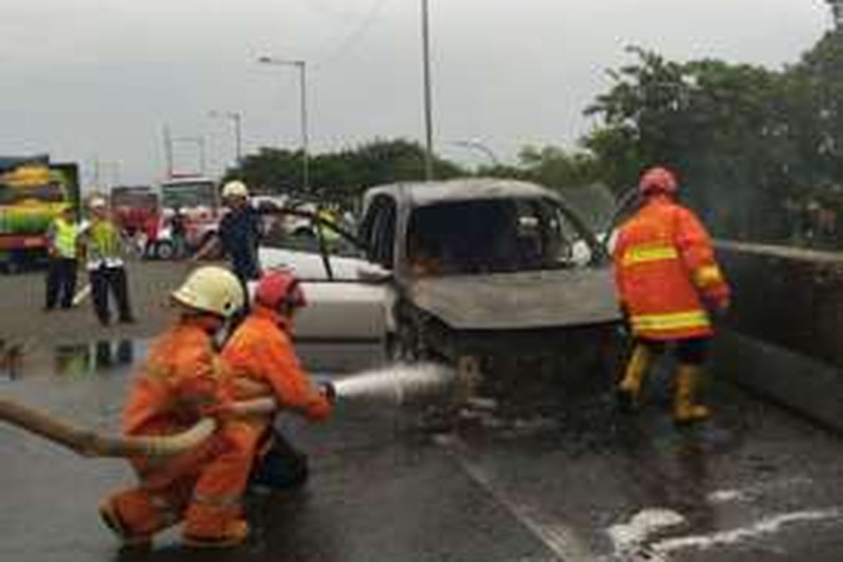 Sebuah mobil terbakar di Tol Wiyoto Wiyono, Penjaringan, Jakarta Utara, Jumat (25/11/2016).