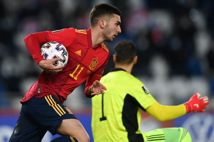 Penyerang Spanyol, Ferran Torres, melakukan selebrasi usai menjebol gawang Georgia dalam laga Kualifikasi Piala Dunia 2022 di Stadion Boris Paichadze, Minggu 28 Maret 2021. 