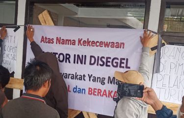 Ratusan warga Desa Cikareo Selatan, Wado, Sumedang segel kantor desa, Senin (6/6/2022). AAM AMINULLAH/KOMPAS.com