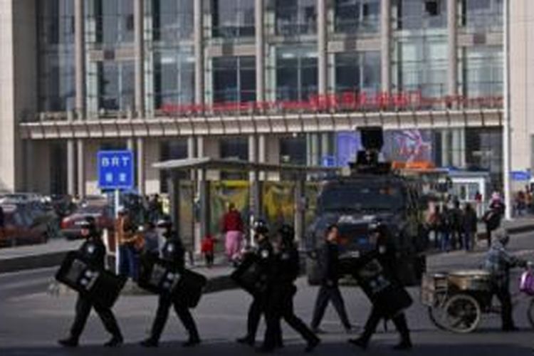 Polisi Tiongkok berpatroli di sekitar Stasiun Urumqi setelah insiden peledakan bom, beberapa waktu lalu.