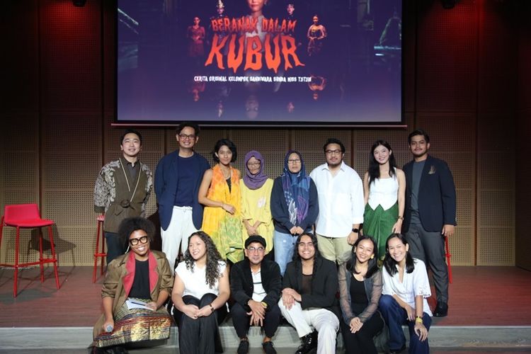Tim produksi dan para pemain #MusikalDiRumahAja Beranak dalam Kubur di Galeri Indonesia Kaya, Jakarta, Kamis (2/11/2023)