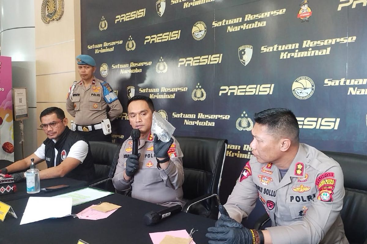 Kapolres Metro Jakarta Barat, Kombes Pol Syahduddi saat konferensi pers penangkapan narkotika artis HF, Senin (17/4/2023)