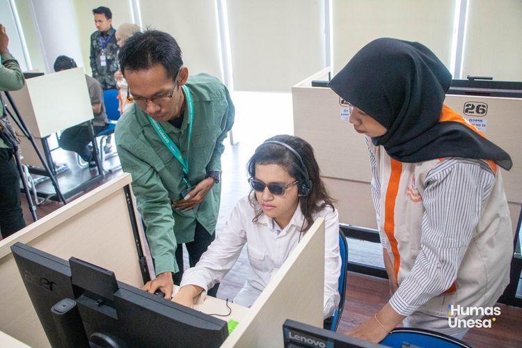 Berbekal Software Audio, Peserta Disabilitas Netra Jalani UTBK di Unesa