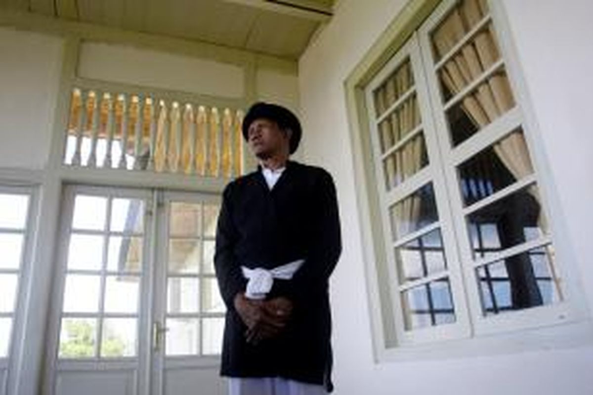 Abdi dalem Keraton Ternate di Keraton Kesultanan Ternate, Kota Ternate, Maluku Utara, Selasa (3/7/2012). Keraton ini dibangun oleh Sultan Muhammad Ali pada tanggal 24 November 1810 terletak diatas Bukit Limau Santosa. 