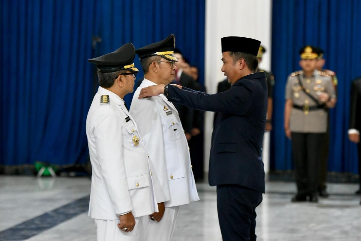 Pj Gubernur Jabar, Bey Machmudin melantik Kepala Satpol PP Jabar, Ade Afriandi sebagai Pj Bupati Subang dan Kadisparbud Jabar, Benny Bachtiar sebagai Pj Wali Kota Cimahi di Aula Barat, Gedung Sate, Kota Bandung, Minggu (19/1/2025) malam.