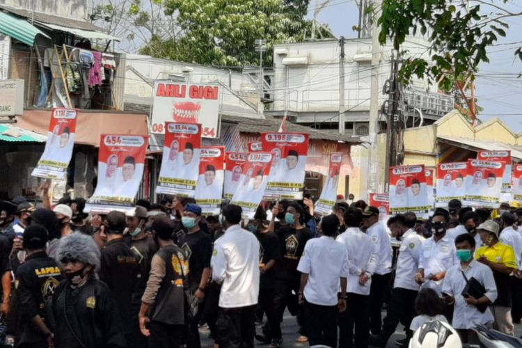 Pendukung Bapaslon Ratu Tatu Chasanah dan Pandji Tirtayasa saat menyambut di Kantor KPU Kabupaten Serang