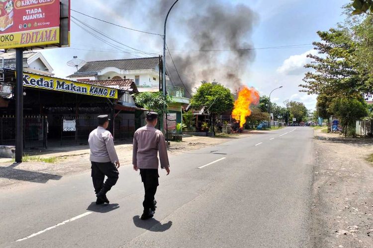 Petugas kepolisian mendatangi lokasi truk bermuatan ratusan elpiji 3 kg terbakar di bengkel Dusun Rambit, Desa Sokosari, Kecamatan Soko, Kabupaten Tuban, Jawa Timur.