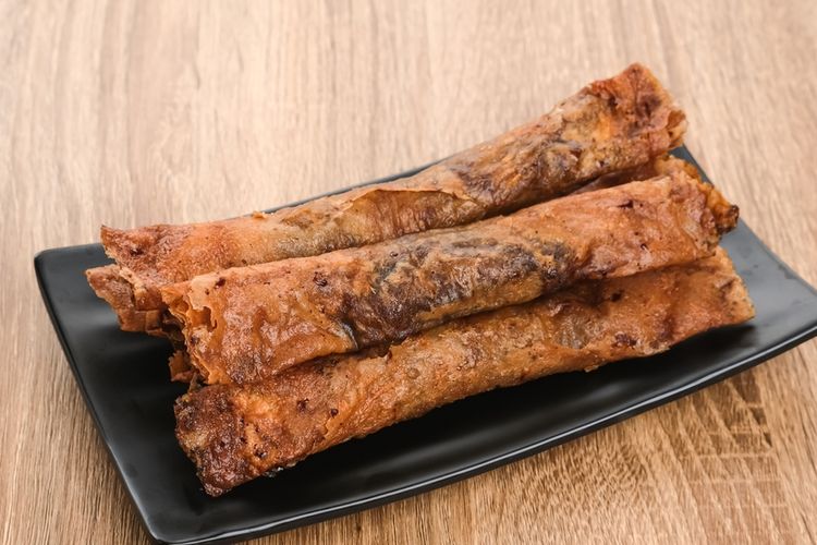 Pisang coklat goreng yang renyah, disajikan dengan siraman coklat leleh dan taburan keju parut, siap memanjakan lidah Anda