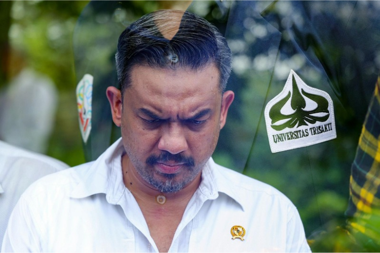 Ketum IKA Trisakti Maman Abdurrahman saat ziarah ke TPU Tanah Kusir untuk mengenang peristiwa Reformasi pada 12 Mei 1998.