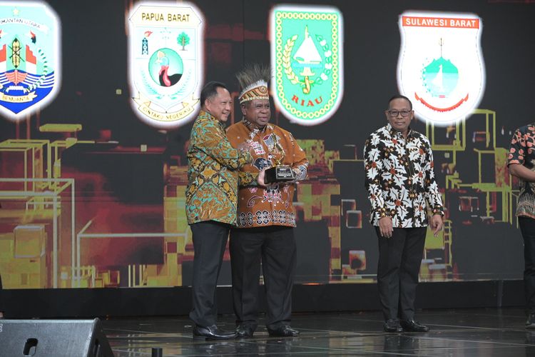 Pj Gubernur Papua Barat menerima Piala Apresiasi yang diserahkan oleh Mendagri di HUT Kompas TV Ke-13, Rabu (11/9/2024). 