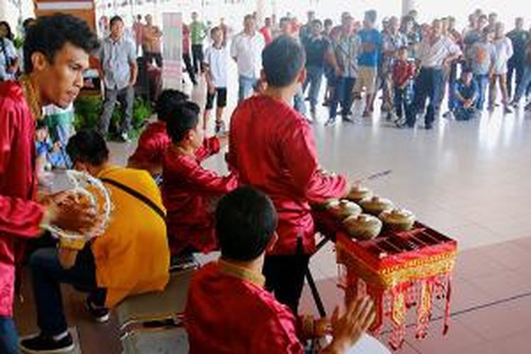 Sanggar Saayun Sakato Padang menyuguhkan pertunjukan musik talempong di Bandara Internasional Minangkabau, Sumatera Barat, Jumat (25/7/2014). Kehadiran mereka mampu menghibur warga, baik yang baru tiba maupun yang berangkat dari bandara itu. Kelompok musik itu membawakan sejumlah lagu berbahasa Minangkabau.