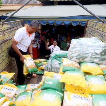 Pemerintah Kota Surabaya menggulirkan program Gerakan Pangan Murah (GPM) guna menjaga stabilitas pasokan dan harga pangan