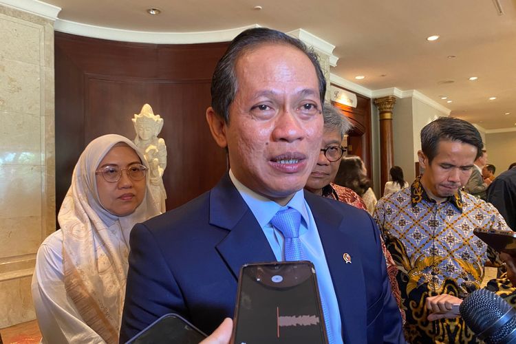 Menteri LH, Hanif Faisol Nurofiq, mengatakan perusahaan wajib mengelola sampahnya sendiri, Kamis (21/8/2025). 