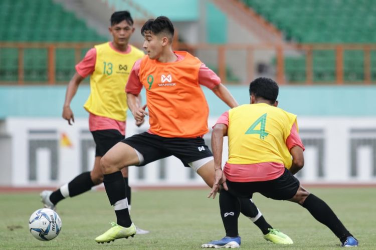 Salah satu pemain seleksi timnas U19 Indonesia yang tinggal di Inggris, jack Brown, langsung bergabung dengan 58 rekan lainnya di Stadion Wibawa Mukti, Bekasi, Selasa (14/1/2020).