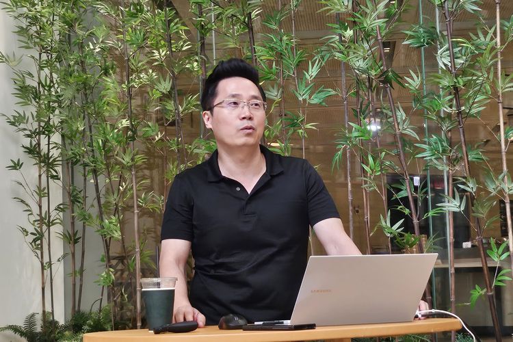 Head of Foldable Smartphone Design Tae Joong Kim yang tengah menyampaikan filosofi dari desain ponsel lipat garapan Samsung