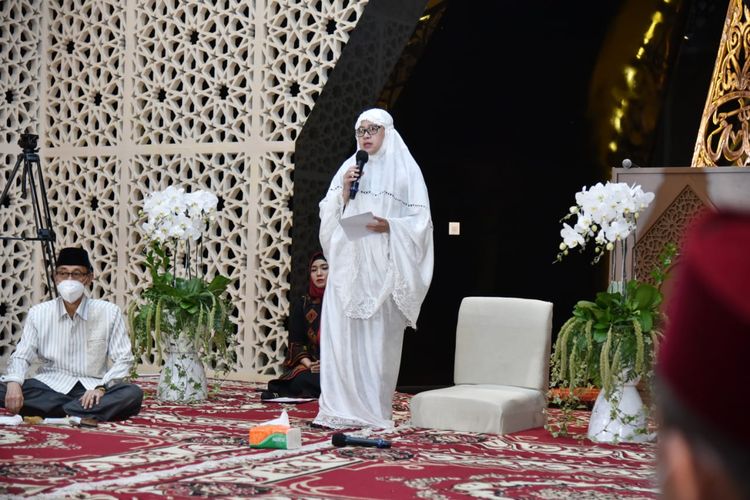 Ketua DPR Puan Maharani saat menyampaikan sambutan mewakili keluarga besar Taufiq Kiemas dan Megawati Soekarnoputri dalam acara mengenang sewindu wafatnya Taufiq Kiemas di Masjid At Taufiq, Jakarta, Selasa (8/6/2021).