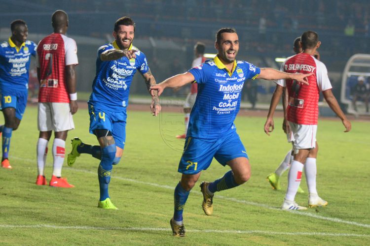 Penyerang Persib Bandung Artur Gevorkyan saat melakukan selebrasi usai mencetak gol ke gawang Persipura Jayapura, pekan lalu. 