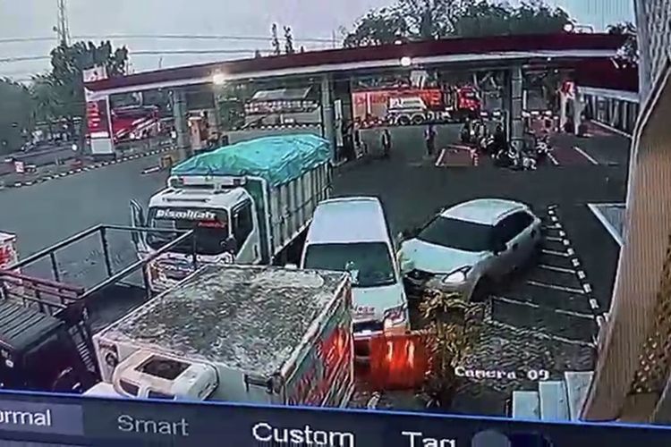 Diduga Alami Kejang, Pengemudi Mobil Tabrak 3 Motor dan Ambulans di SPBU Lamongan