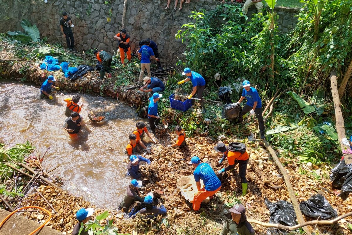 Komunitas pemuda peduli lingkungan Pandawara Group membersihkan tumpukan sampah di kali kecil di Jalan Raya Krukut, Limo, Depok, Jawa Barat, Selasa (18/7/2023) pagi.