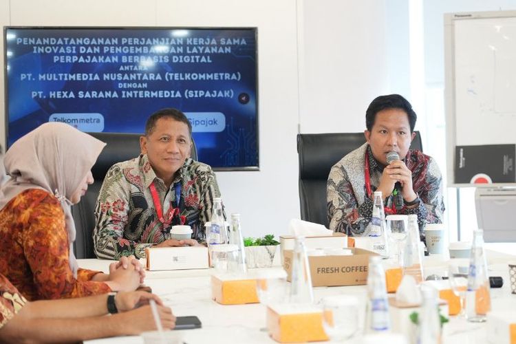 Direktur Utama TelkomMetra Pramasaleh Hario Utomo (kiri) dan Direktur Utama Sipajak Rachmad Isdiawan (kanan) saat menandatangani Perjanjian Kerja Sama (PKS) antara TelkomMetra dengan Sipajak, di Jakarta, beberapa waktu lalu.