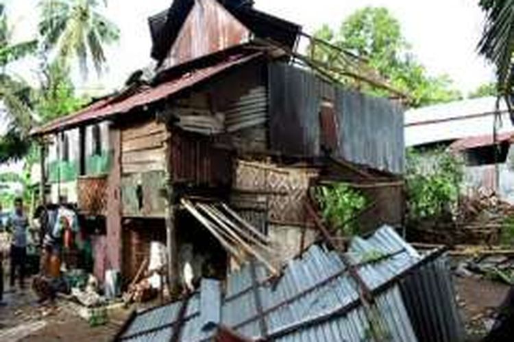 Lima unit rumah warga dusun Bulubawang, desa Patampanua, Kecamatan Matakali, Kabupaten Polewali Mandar, Sulawesi, Sabtu subuh (4/6). Tidak ada korban jiwa namun kerugia materi ditaksir mencapai ratusna juta rupiah.
