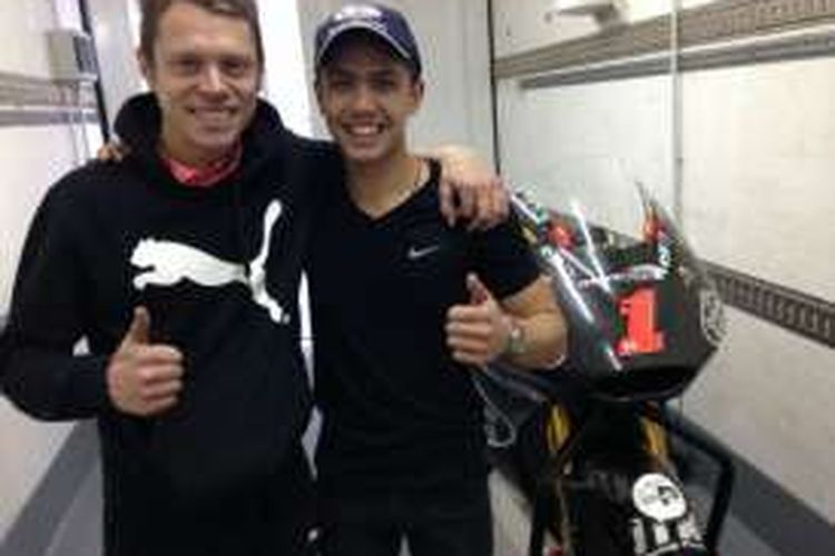 Pebalap Indonesia, Ali Adrian (kanan), berpose bersama pebalap MotoGP asal Spanyol, Tito Rabat.