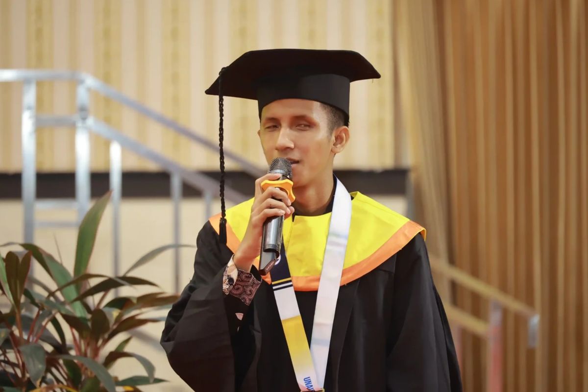 Alfian Andhika Yudhistira, mahasiswa tunanetra pertama di Unair, kini lulus S2