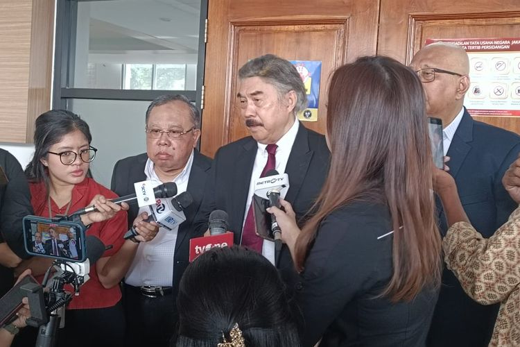 Ketua Tim Hukum PDI-P Gayus Lumbuun (tengah) saat jumpa pers sebelum sidang perdana di PTUN, Jakarta Timur, Kamis (2/5/2024) pagi.