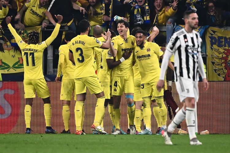 Bek Villarreal, Pau Torres, (Belakang C) melakukan selebrasi setelah mencetak gol selama pertandingan sepak bola leg kedua babak 16 besar Liga Champions antara Juventus dan Villareal pada 16 Maret 2022 di stadion Juventus di Turin. (Photo by Marco BERTORELLO / AFP)