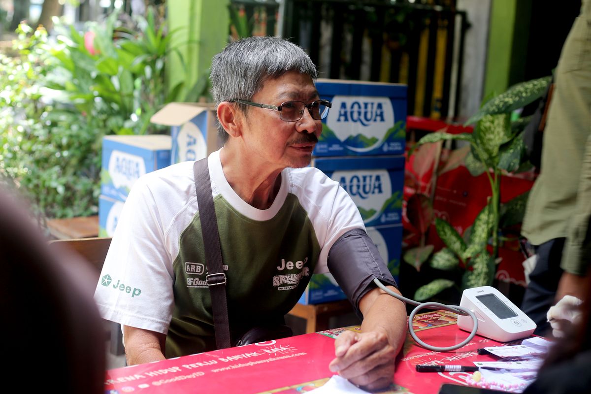 Pak Arif salah satu warga dari Dampit sedang menjalani pemeriksaan gratis yang diadakan Dinas Kesehatan Kota Malang dan ditangani langsung ditangani tim PSC 911 dan dokter spesialis emegency FK Universita Brawijaya di warung makanan Isor Nongko Kota Malang, Jumat (14/2/2025) pagi.