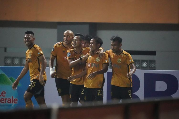 Para pemain Bhayangkara FC merayakan gol yang dicetak oleh Wahyu Subo Seto dalam laga melawan Persebaya Surabaya pada pekan ketiga Liga 1 2022-2023 di Stadion Wibawa Mukti, Bekas, pada Minggu (7/8/2022) malam WIB. Sore ini, Minggu (14/8/2022), pukul 15.15 WIB, Bhayangkara FC akan bertandang ke markas Dewa United FC,  Stadion Indomilk Arena, Tangerang, untuk melakoni laga pekan keempat Liga 1 2022-2023.