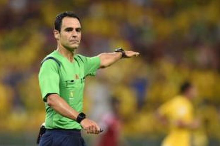 Wasit asal Spanyol, Carlos Velasco Carballo.