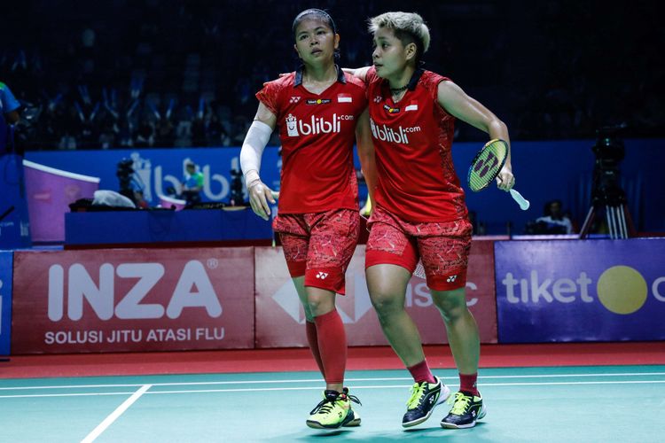 Pasangan ganda putri Indonesia, Apriyani Rahayu dan Greysia Polii merayakan kemenangan dalam laga babak pertama Indonesia Open 2018 di Istora Senayan, Jakarta, Selasa (3/7/2018). Pasangan ganda putri Indonesia, Apriyani Rahayu dan Greysia Polii menang dengan skor 21-14, 21-13.