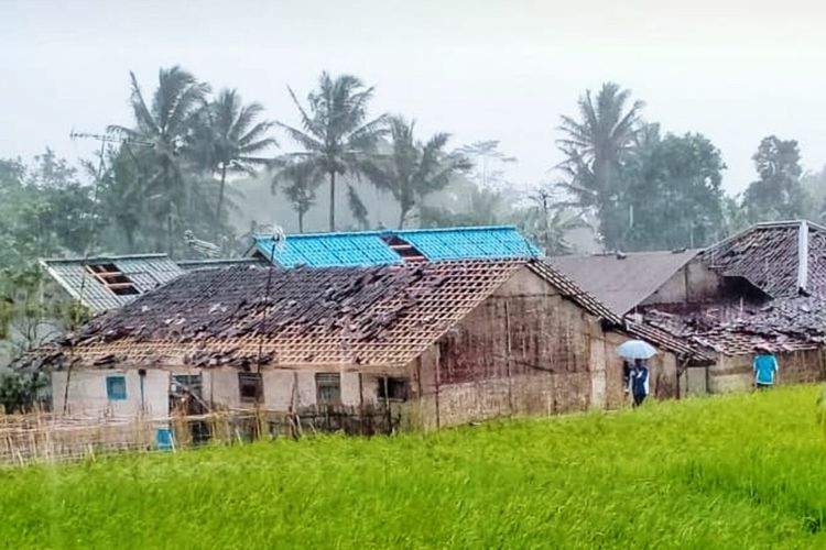 Sejumlah rumah terdampak bencana angin puting beliung di Desa Karangjaya, Kecamatan Gegerbitung, Sukabumi, Jawa Barat, Selasa (12/9/2022).