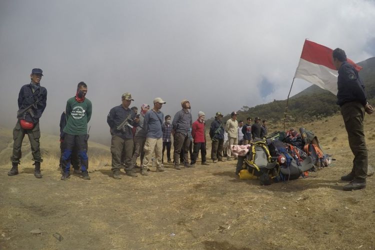 Petugas gabungan Balai Besar TNGGP Jawa Barat melaksanakan tugas patroli pengamanan dan pencegahan kebakaran hutan pada 16-17 Agustus 2019. Dalam giat tersebut petugas mengamankan 7 orang pendaki ilegal..