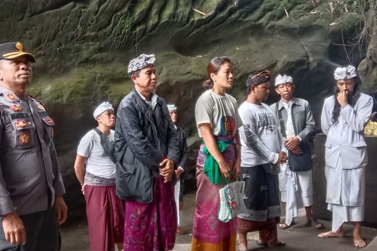 YN, warga negara Korea Selatan menjalani ritual upacara permohonan maaf usai melakukan perusakan di Pura Goa Raja Besakih di Desa  Besakih, Kecamatan Rendang, Kabupaten Karangasem, Provinsi Bali, Selasa (8/8/2023). 