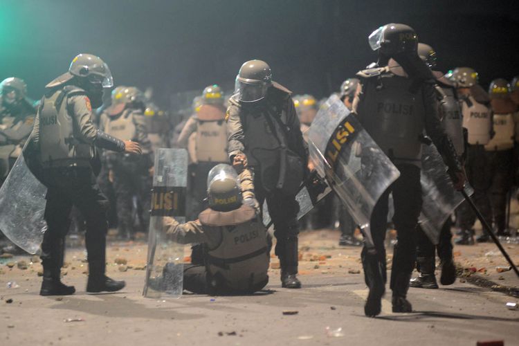 Personel Kepolisian beristirahat saat kericuhan Aksi 22 Mei yang terjadi di Jalan Brigjen Katamso, Slipi, Jakarta, Rabu (22/5/2019). ANTARA FOTO/M Risyal Hidayat/wsj.