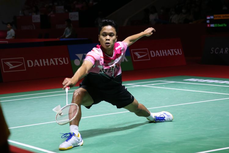 Tunggal putra Indonesia, Anthony Sinisuka Ginting berhasil mengalahkan tunggal putra Hongkong, Lee Cheuk Yiu dua gim langsung, 21-10 dan 21-12 pada babak pertama gelaran Daihatsu Indonesia Masters 2023, Rabu (25/1), di Istora Senayan Jakarta. Anthony Ginting menjadi salah satu wakil Indonesia di Kejuaraan Beregu Campuran Asia 2023 di Dubai, 14-19 Februari 2023. (Foto: Humas PP PBSI)