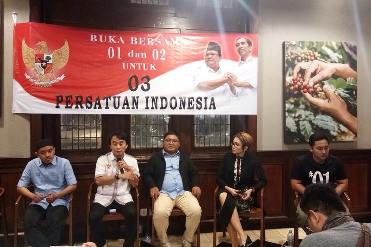 Relawan pendukung Joko Widodo-Maruf Amin yang tergabung dalam Jaringan Kemandirian Nasional (JAMAN) menggelar acara buka puasa bersama dengan turut dihadiri pendukung Prabowo Subianto-Sandiaga Uno.   Acara bertajuk Buka Puasa Bersama 01 dan 02 untuk Persatuan Indonesia 03 itu digelar di salah satu restoran di kawasan Menteng, Jakarta Pusat, kamis (23/5/2019) petang. 