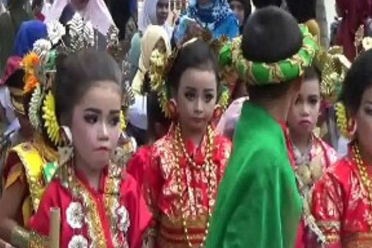 Karnaval budaya yang mengusung tema keberagaman budaya nusantara dalam rangka menyambut HUT ke-72 Republik Indonesia berlangsung meriah di Polewali Mandar Sulawesi Barat, Minggu (20/8/2017).