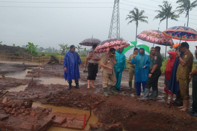 Plt Bupati Malang Muhammad Sanusi saat meninjau temuan situs suci Kerajaan Singosari di lokasi proyek Tol Pandaan-Malang seksi 5 kilometer ke-37 Dusun Sekaran, Desa Sekarpuro, Kecamatan Pakis, Kabupaten Malang, Selasa (2/4/2019)